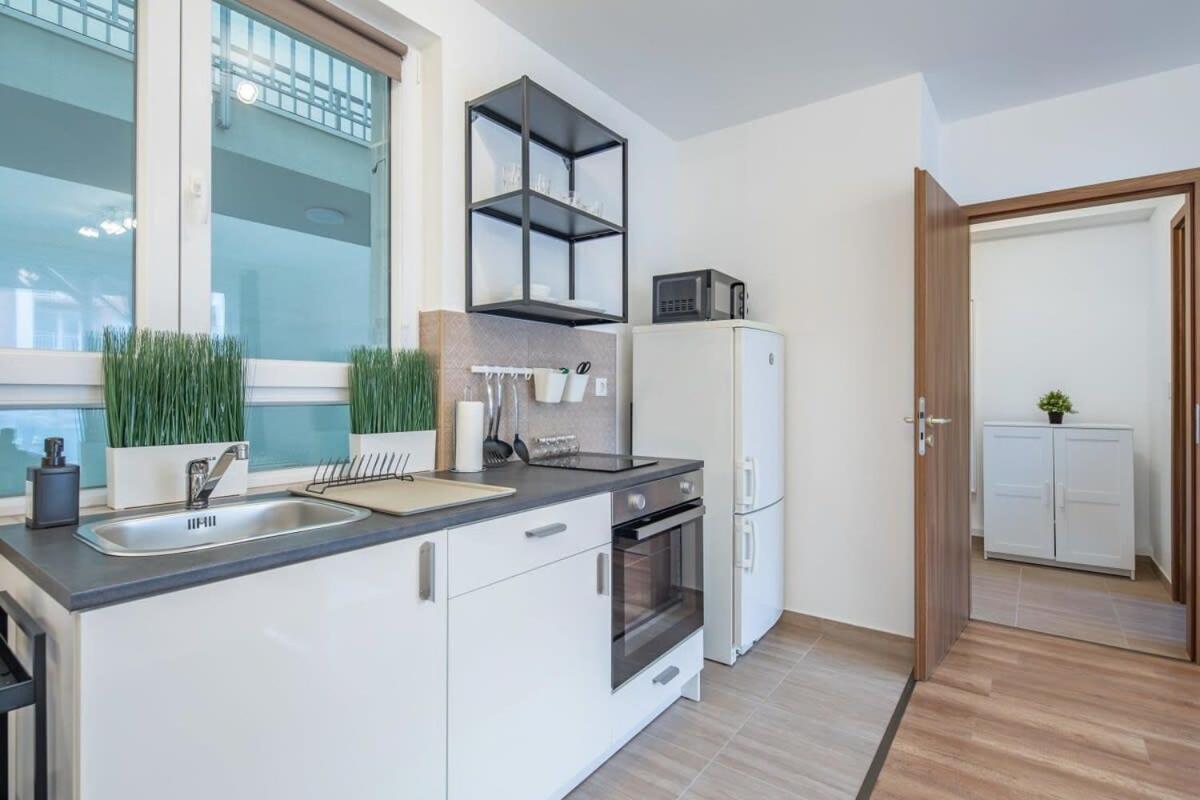 Modern & Cozy With Balcony Apartment *